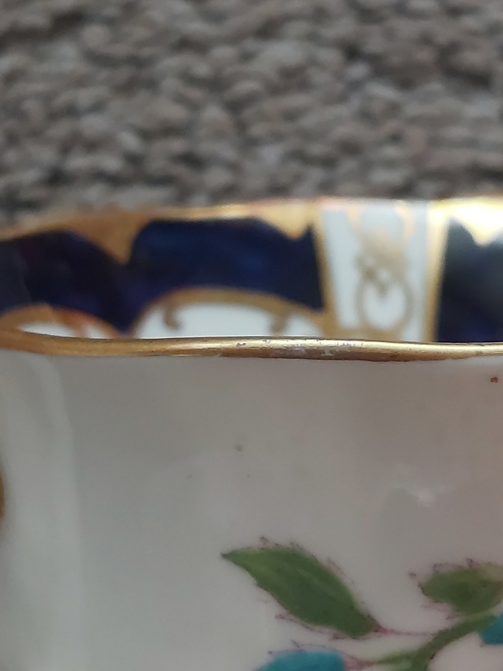 Vintage Royal Albert "Gold Crest" (7423) Teacup and Saucer - Made in England - Picture 14 of 15
